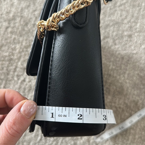 Black structured bag with gold chain handle - Picture 6 of 7